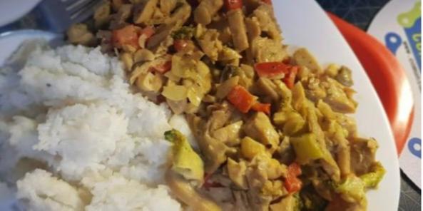 Arroz basmati acompañado de un salteado de heura